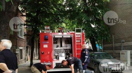 пожарникари вадят тежко болен мъж апартамента