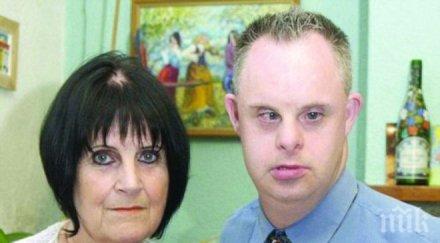 социалните гаврят болния камен майка