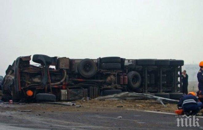 ПАК МЕЛЕ НА ПЪТЯ! Два камиона смазаха джип до бензиностанцията, в която се вряза ТИР 