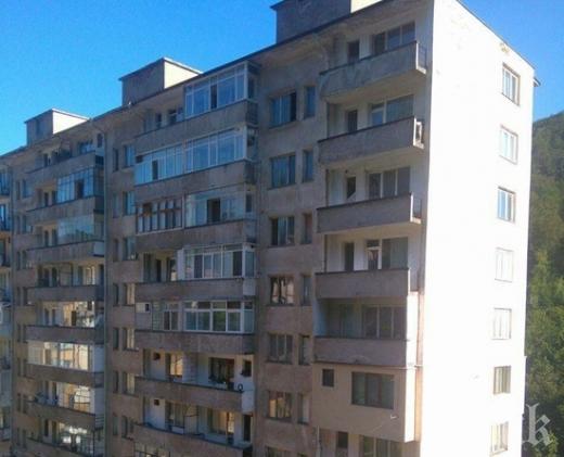 Ето я красивата Юксела, полетяла от 8-ия етаж на блок в Рудозем (СНИМКИ)