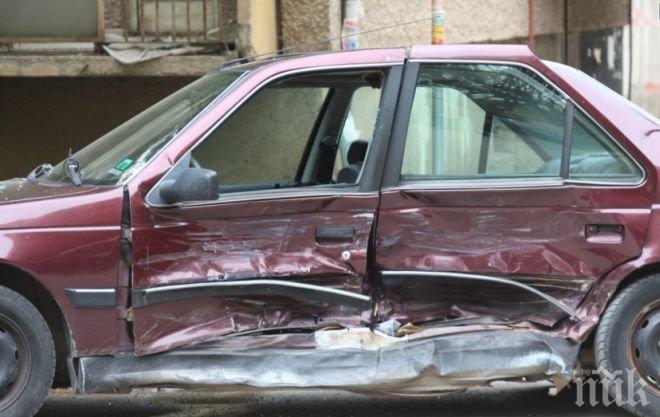 Болен от епилепсия помля четири коли в Луковит
