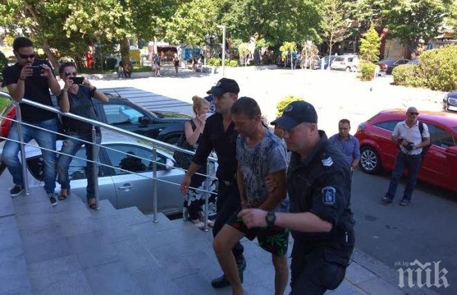 От последните минути: Вкараха в съда Борислав, който уби хазяина си в Бургас (СНИМКА)