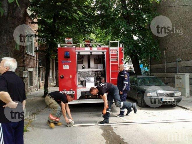 Пожарникари вадят тежко болен мъж от апартамента му