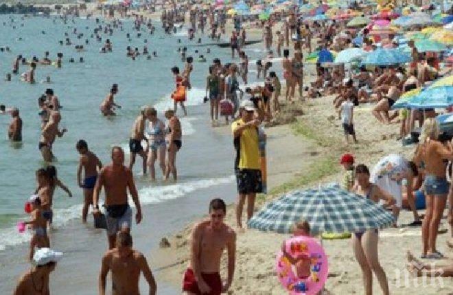 Солена ваканция! Украинец олекна с 2 бона и скъп телефон, докато се препича на плажа в Созопол
