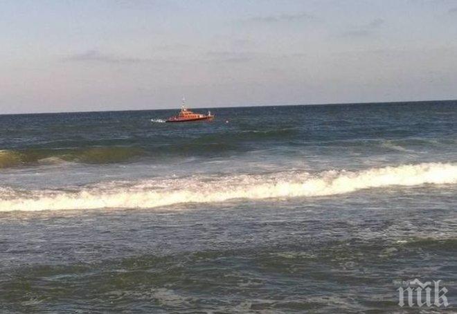 Нова трагедия на плажа във Варна! Мъж влезе в бурното море и не излезе