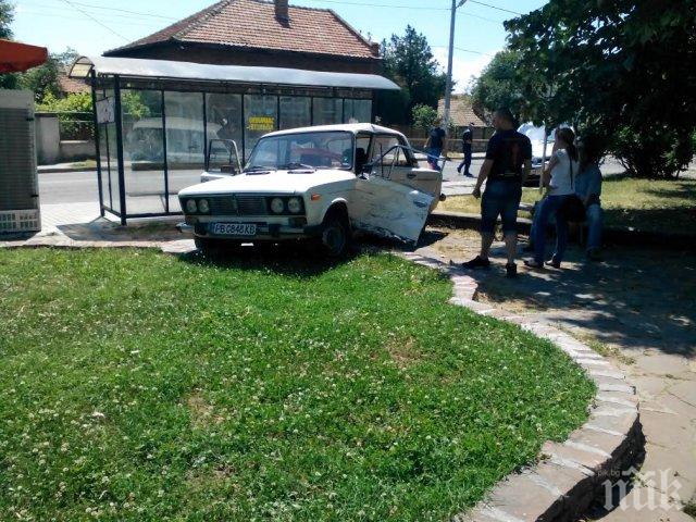 Рено блъсна ладата на община Сопот, шофьорът е ранен (СНИМКИ)