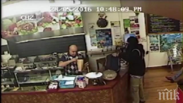 ТОТАЛЕН НЕПУКИСТ! Обират го с пистолет, а той си продава невъзмутим дюнери (ВИДЕО)