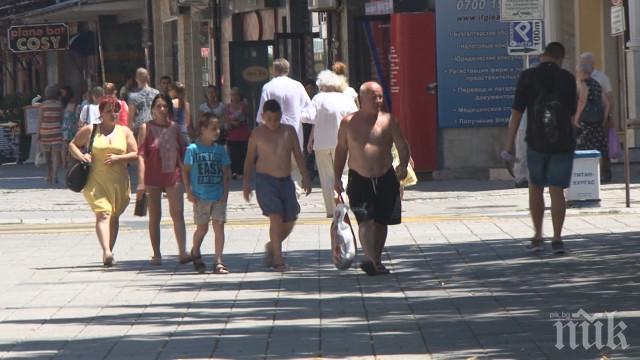 Нов дрескод в Бургас: Без бански и шорти в центъра