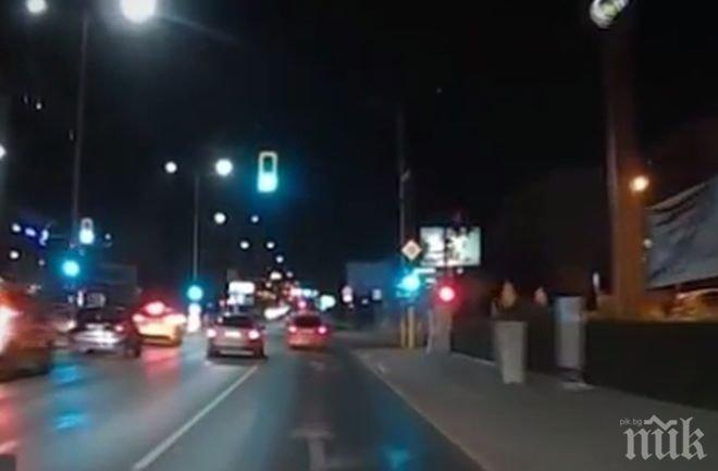 Патрулка гази правилата! Полицейската кола катастрофира, мина на червен светофар (ВИДЕО)