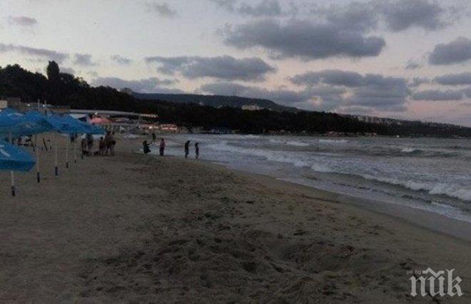 ИЗВЪНРЕДНО! Полицията отцепи плажа във Варна! Извадиха втори удавник