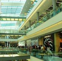 Паника във Варна! Отцепиха улица заради изоставен сак в мол