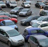 Отмъщение по български! Шофьори се скараха за паркомясто в София, вижте какво се случи с една от колите (СНИМКИ)
