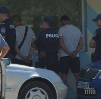 ЕКСКЛУЗИВНО! Нови показни арести в Бургас! Смъкват пътници от коли със софийска регистрация