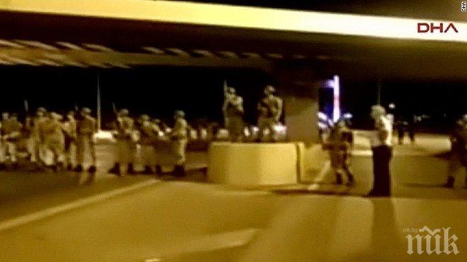 Турските военни са превзели сградата на Комитета на управляващата партия в Истанбул