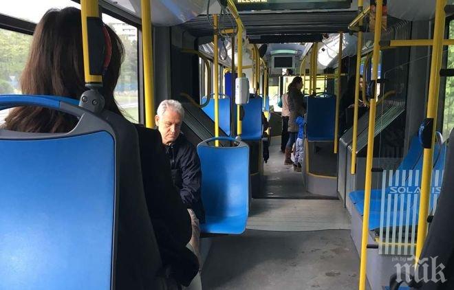 Жегата не прощава! 20-годишна софиянка се качи в автобус, почна да скача по седалките, обижда и заплашва пътниците  