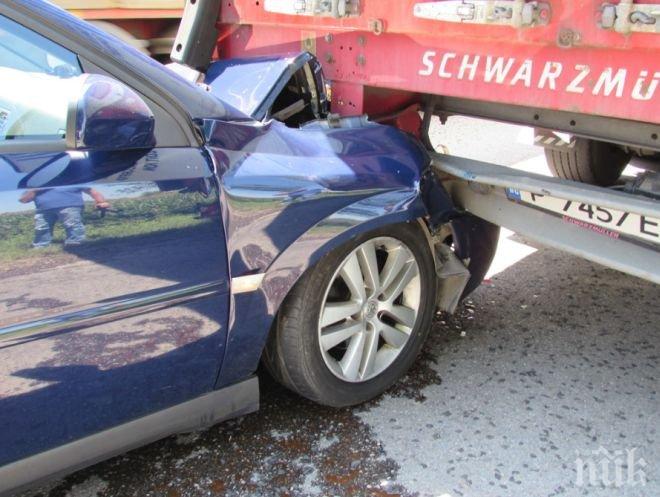 Жестока смърт! Кола се заби в дърво и се взриви, 19-годишен загина на място  