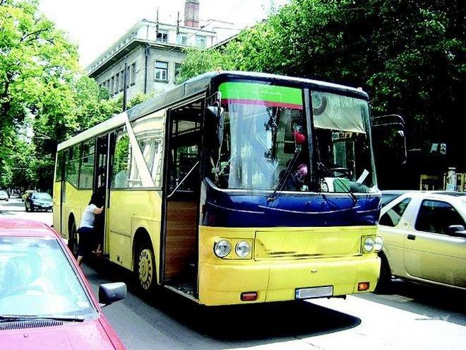 Автобус удари пет коли в Пловдив
