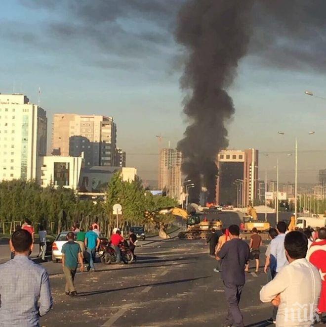 НА ЖИВО! Войната продължава! Турски изтребители нападнаха танковете пред президентския дворец