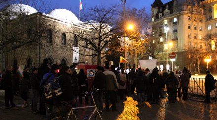 задържаха двама младежи качулки протеста