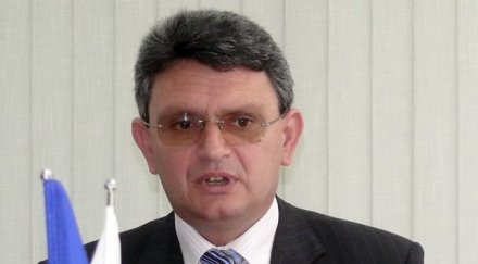 шефът комисията защита потребителите чез лъжеха очите