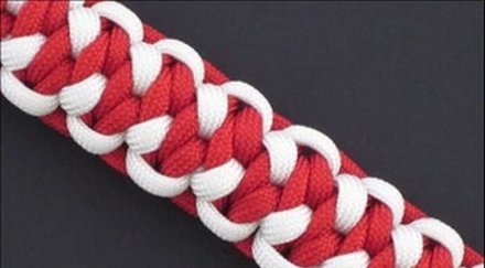 деца плетат дългата мартеница света