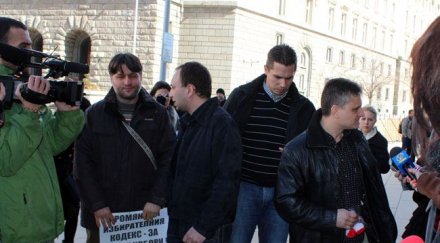 неканените президента протестиращи чакат отпред