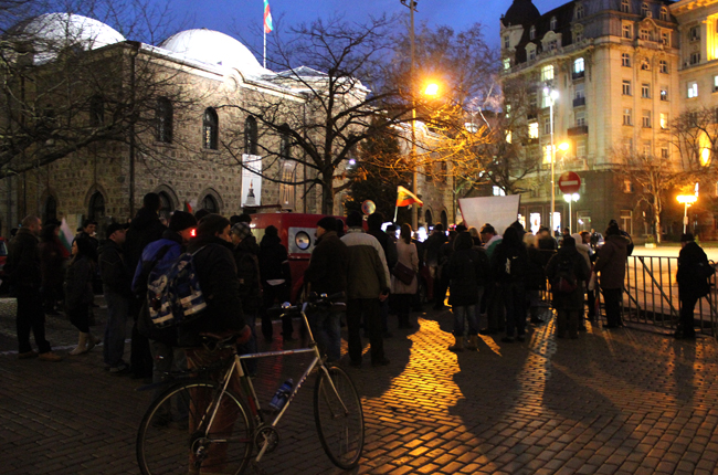 Задържаха двама младежи с качулки на протеста 