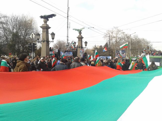 Дунавско хоро се вие на Орлов мост