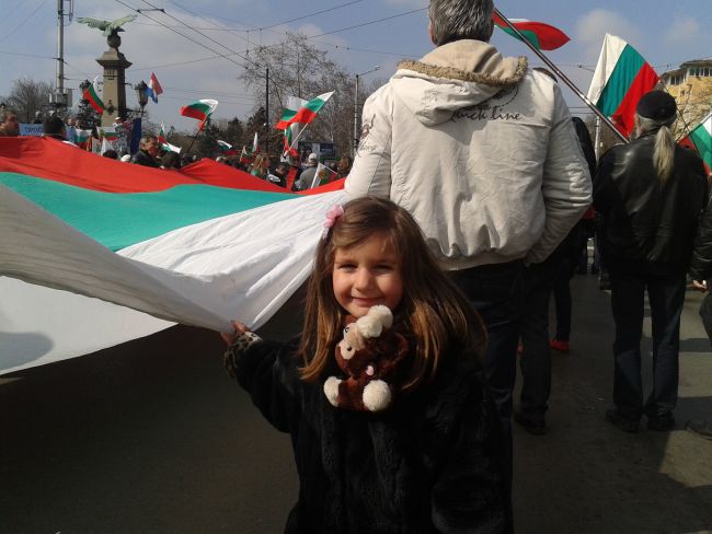 Стотици деца на протестите, манифестират за бъдещето си (Снимки)