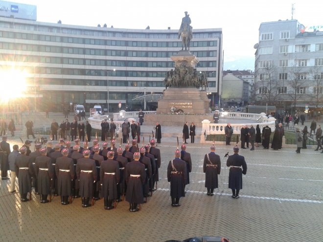 Снайпери пазят Цецка и Плевнелиев от народната любов (Видео)
