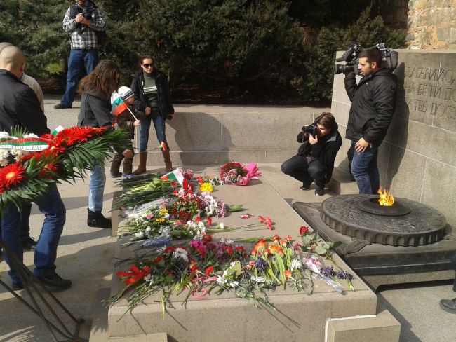 Протестиращите се поклониха пред Васил Левски (Снимки)