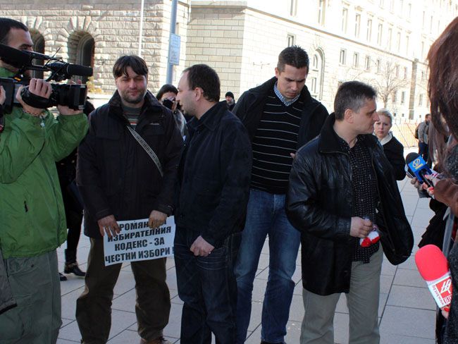 Неканените от президента протестиращи чакат отпред