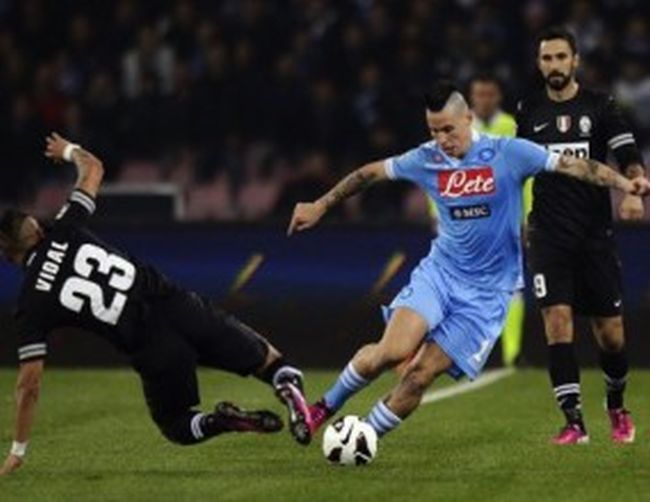 Наполи пропусна да настигне Юве в борбата за титлата