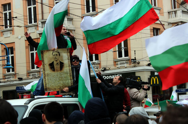 България посреща националния си празник с нови протести