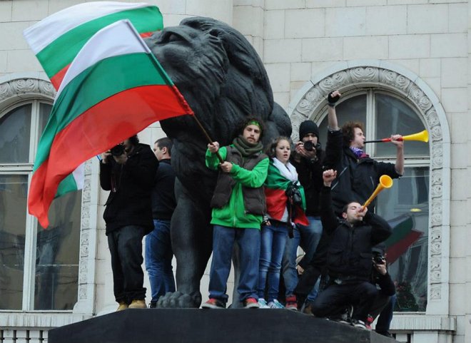 Протестиращите ще отстъпят от исканията си! Шансът им е в старите партии