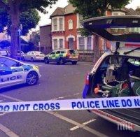 Брутално: Мъж и жена в болница след двойна атака с нож в Източен Лондон
