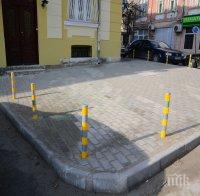 БЪЛГАРСКА РАБОТА! Къртят нов тротоар в София, за да сложат колчета