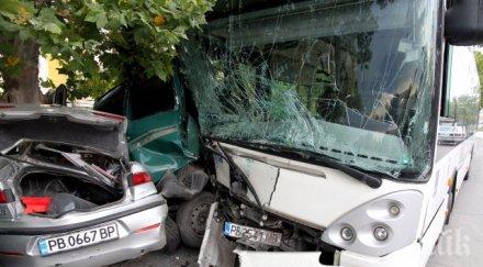 шофьорът автобусa смазал коли тракия бил пил видео