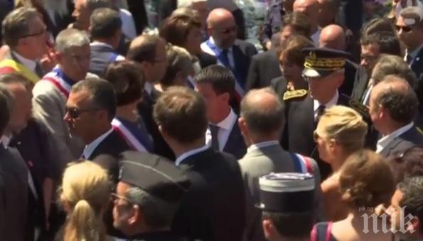 Хиляди почетоха жертвите от Ница, освиркаха френския премиер с викове Оставка и Убийци (ВИДЕО)