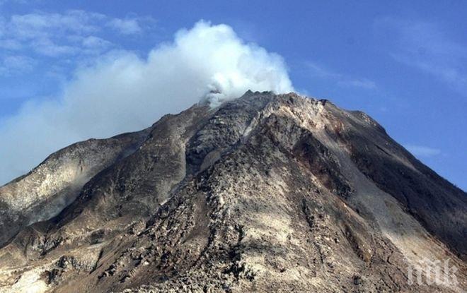 Вулкан изпраща пепел в небето на Камчатка