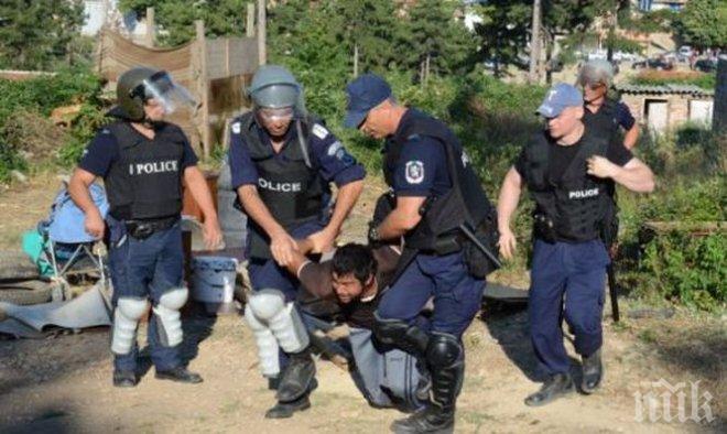 Луд екшън в гетото: Пияни роми атакуваха полицаи в гетото в „Победа“, посрещнаха ги с брадви