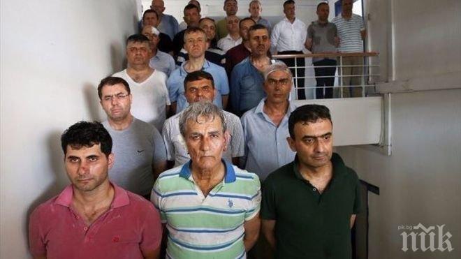 Първа СНИМКА на пребити заловени участници в преврата в Турция