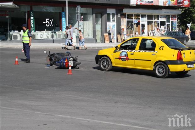 Моторист се заби в такси в Благоевград 