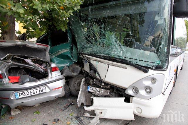 Шофьорът на автобусa, смазал 4 коли на Тракия, не бил пил (ВИДЕО)