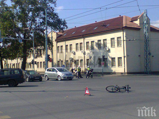 Колоездачът, помлян от кола в Пловдив, е в болница (СНИМКИ)