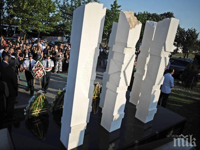 Шест свещи пламнаха в знак на почит за жертвите от атентата на летище Сарафово

-