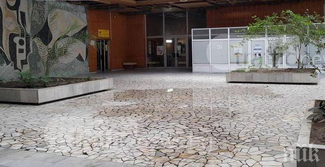 24 часа след бурята: В Централна поща-Пловдив още вали!  