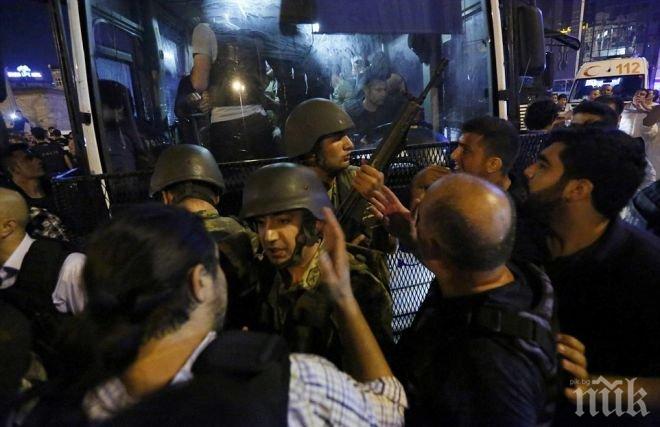 Драмата в Турция продължава! Метежниците завзеха фрегата, държат началника на флота за заложник