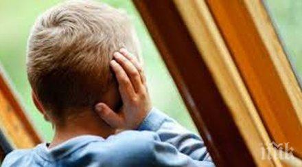 ужас тригодишно момченце живя дни наред трупа майка