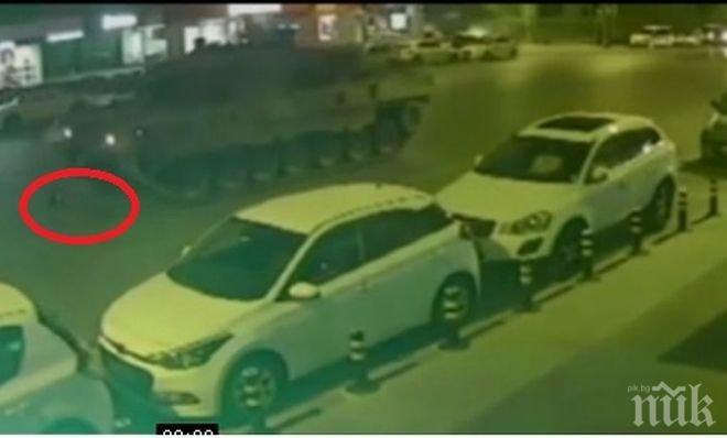 ЕКСКЛУЗИВНО В ПИК! ПОТРЕСАВАЩИ КАДРИ показват как два танка минават през тялото на протестиращ в Турция (ВИДЕО)